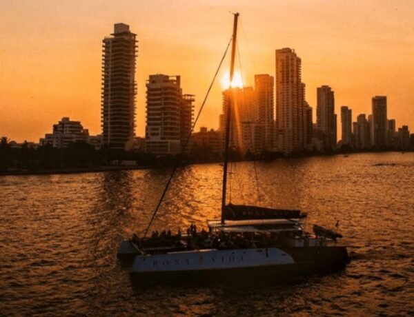 saliendo de la bahia para el recorrido del catamarán bona vida Cartagena