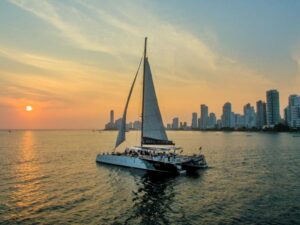 atardecer en catamaran por la bahia de cartagena