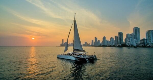 atardecer en catamaran por la bahia de cartagena
