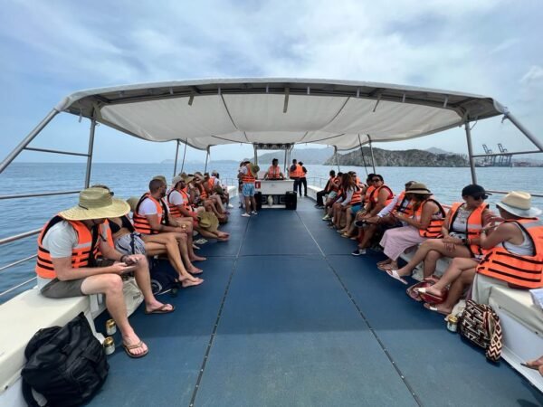 Turistas disfrutando en el interior del catamaran en santa marta