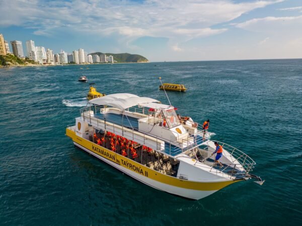 vista panorámica de nuestro catamarán en santa marta