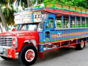 El transporte mas popular de colombia "LA CHIVA" utilizada para los city tours en las ciudades.