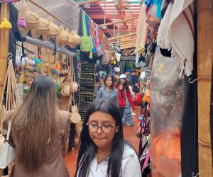 En la candelaria puedes comprar souvenirs uy un recuerdo del city tour por bogotá