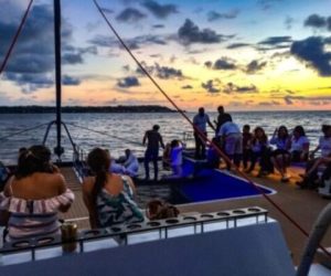 ambiente de fiesta de personas que disfrutan del bonavida en cartagena