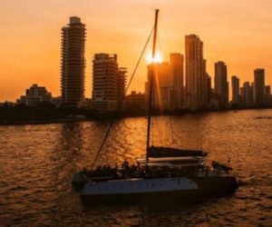 saliendo de la bahia para el recorrido del catamarán bona vida Cartagena