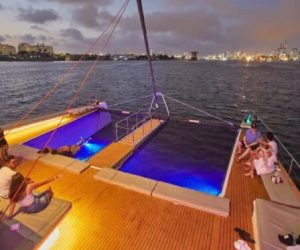 Vista interior de las mallas en el paseo en catamaran en cartagena