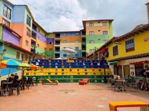 Plaza de lo zocalos en guatape, un lugar para disfrutar de la cultura paisa.