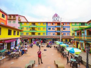 Lugar donde se encuentran turistas nacionales y extranjeros