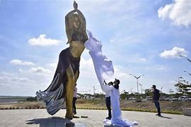Estatua de Shakira en el Malecón del Río en Barranquilla