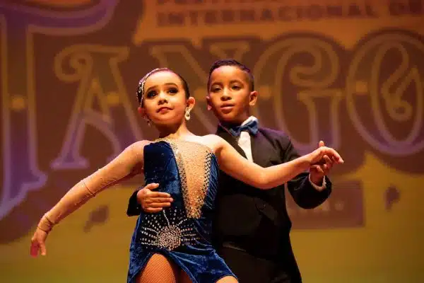 Festival Internacional de Tango Medellín, un espectáculo de danza y música que captura la esencia del tango.
