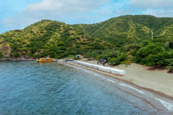 Llegando nuestro katamaran santa marta a la playa inca inca