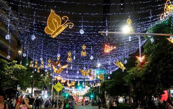 Luces navideñas en Medellín iluminan la ciudad con encanto festivo.