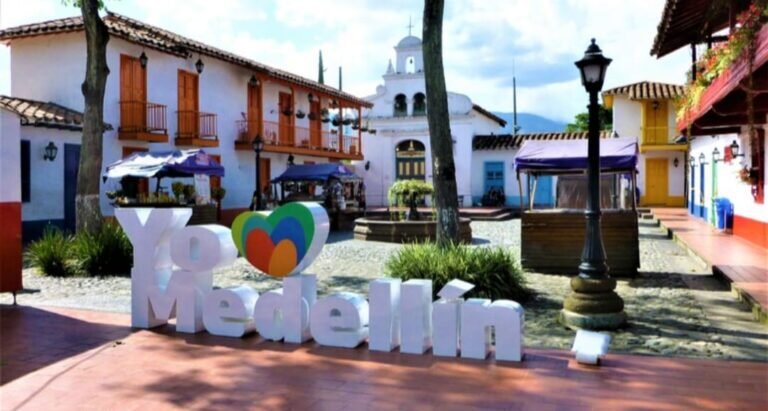 En medellin a traves del city tour visita el pueblito paisa