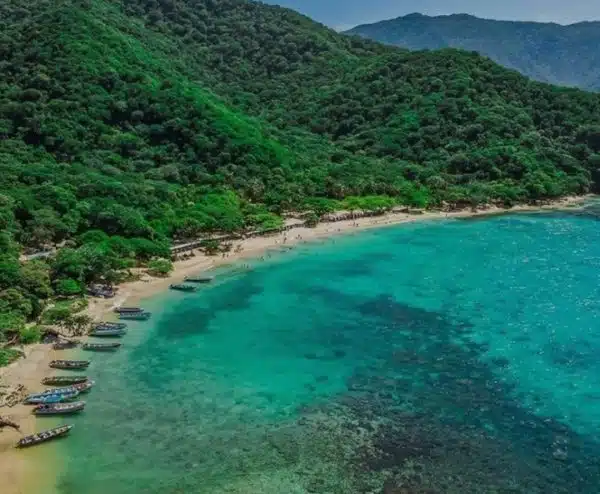 la playa cristal es una de las mas linsdas de colombia