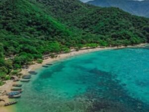 la playa cristal es una de las mas linsdas de colombia