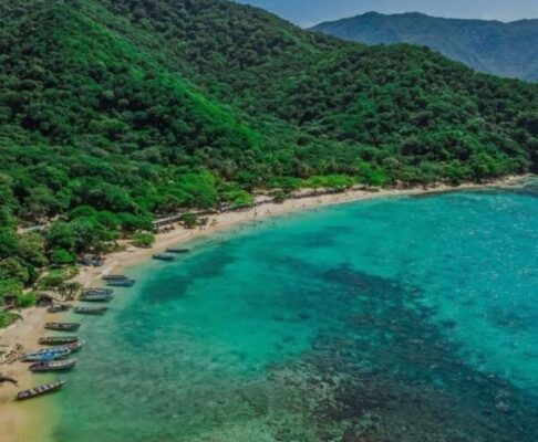 la playa cristal es una de las mas linsdas de colombia