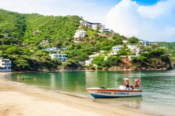 Playa de Taganga: Aguas cristalinas, colorido pueblo de pescadores
