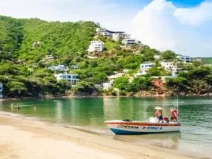 Playa de Taganga: Aguas cristalinas, colorido pueblo de pescadores