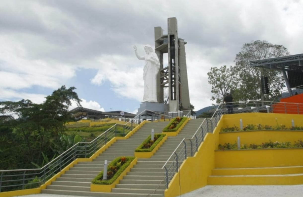 vista del monumento de cristo en el cerro del santisimo