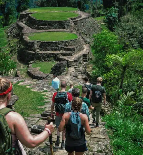 Turistas practicando el senderismo en el tour a ciudad perdida