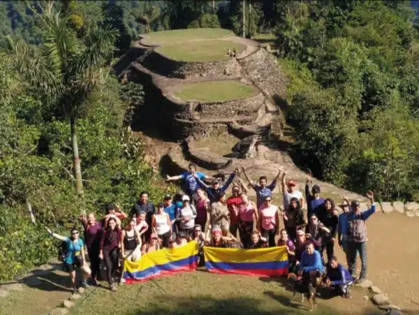 Turistas despues de realizar satisfactoriamente el tour a la ciudad perdida