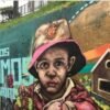 tour graffiti comuna 13, mural que representa a un niño de la calle.