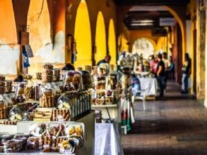 Mercado al aire libre en Cartagena, perfecto para experimentar la cultura local en un travel city tour.