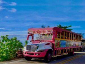 Una chiva vibrante y decorada aguarda para iniciar el pintoresco recorrido de ‘vuelta a la isla’, prometiendo una experiencia cultural inolvidable en San Andrés.